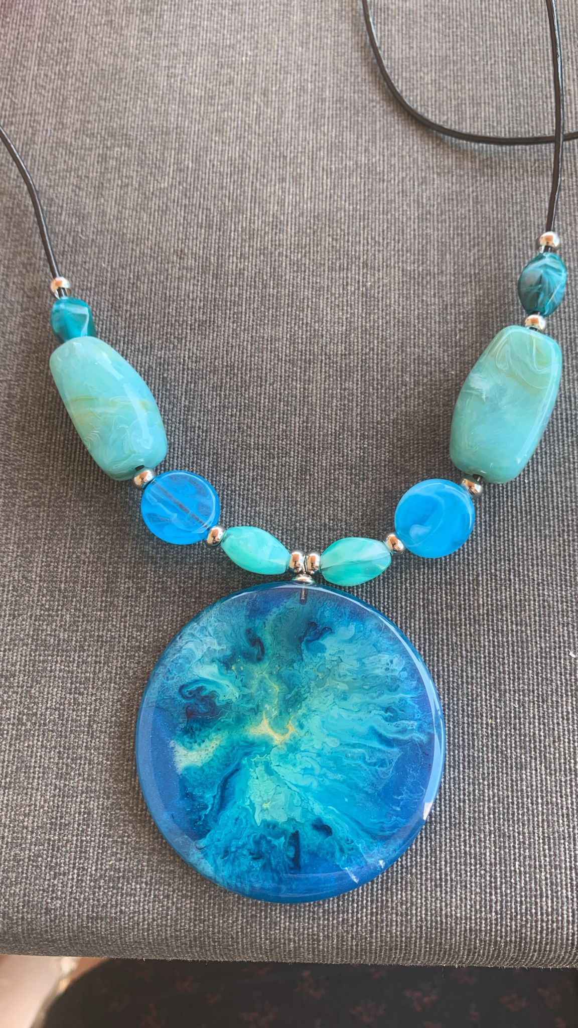 Imagen 5 de 8: Collares de resina artesanales